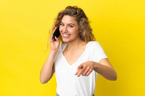 Jonge Blonde Vrouw Met Behulp Van Mobiele Telefoon Geïsoleerd Gele — Stockfoto