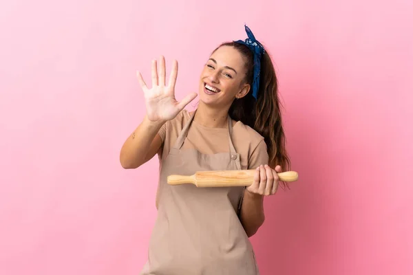 Jeune Femme Tenant Rouleau Pâtisserie Comptant Cinq Doigts — Photo