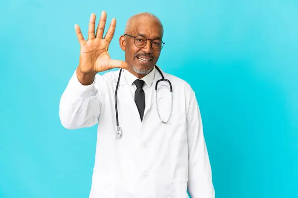 Medico Anziano Isolato Sfondo Blu Contando Cinque Con Dita — Foto Stock
