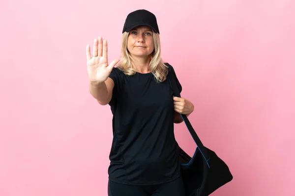 Μέση Ηλικία Γυναίκα Τσάντα Αθλητισμού Απομονώνονται Ροζ Φόντο Κάνοντας Χειρονομία — Φωτογραφία Αρχείου