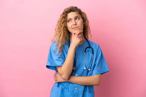 Ung Kirurg Läkare Kvinna Isolerad Rosa Bakgrund Med Tvivel — Stockfoto