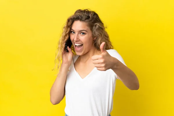 Junge Blonde Frau Benutzt Handy Isoliert Auf Gelbem Hintergrund Mit — Stockfoto