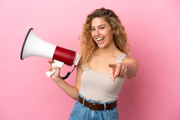 Jong Blond Vrouw Geïsoleerd Roze Achtergrond Met Een Megafoon Glimlachen — Stockfoto