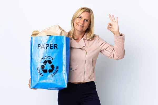 Femme Âge Moyen Tenant Sac Recyclage Plein Papier Recycler Isolé — Photo