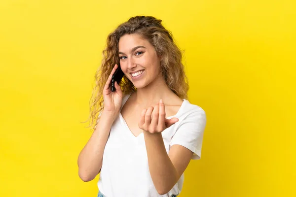 Mujer Rubia Joven Usando Teléfono Móvil Aislado Sobre Fondo Amarillo — Foto de Stock