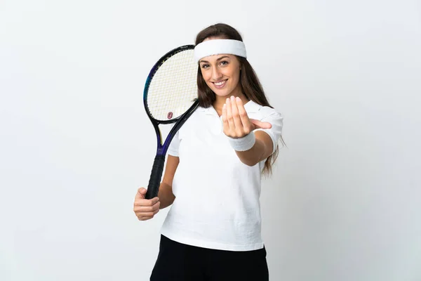 隔離された白い背景の上の若い女性テニス選手は手で来るように誘う 来てくれて嬉しい — ストック写真