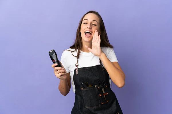 Giovane Parrucchiere Donna Sfondo Isolato Gridando Con Bocca Spalancata — Foto Stock