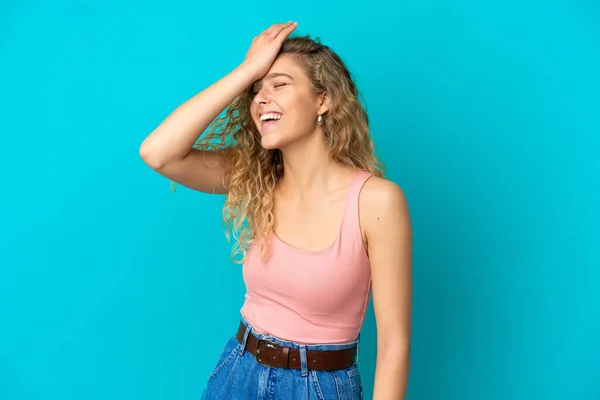 Junge Blonde Frau Isoliert Auf Blauem Hintergrund Hat Etwas Erkannt — Stockfoto