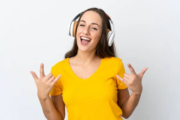 Jonge Spaanse Vrouw Geïsoleerde Witte Achtergrond Luisteren Muziek Maken Rock — Stockfoto