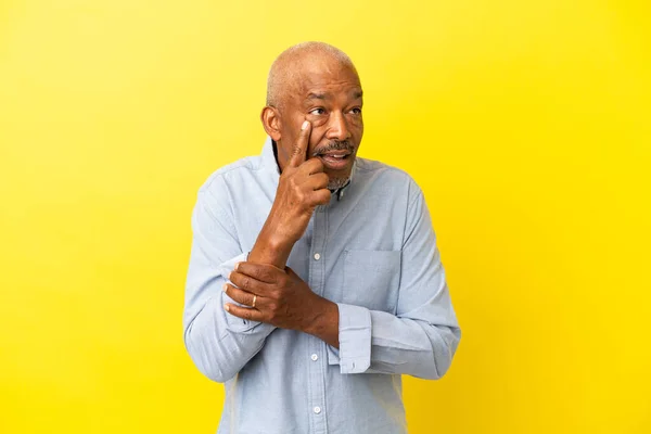 Sênior Cubano Isolado Fundo Amarelo Apontando Para Lado Para Apresentar — Fotografia de Stock