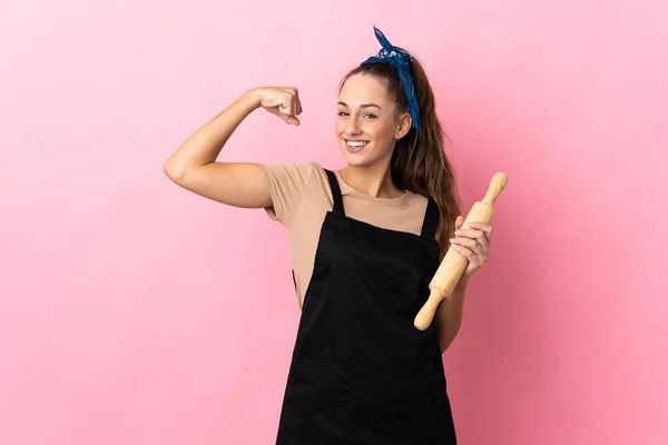 Jeune Femme Tenant Rouleau Pâtisserie Faisant Geste Fort — Photo