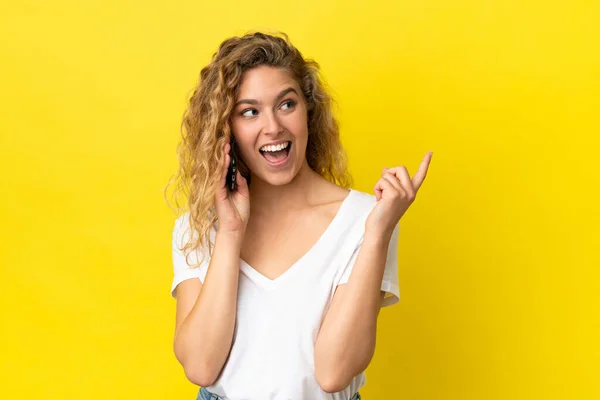 Jong Blond Vrouw Met Behulp Van Mobiele Telefoon Geïsoleerd Gele — Stockfoto