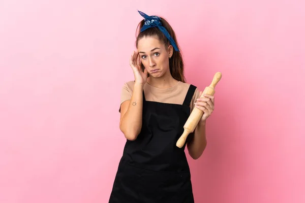 Jeune Femme Tenant Rouleau Pâtisserie Penser Une Idée — Photo