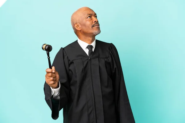 Judge Senior Man Isolated Blue Background Looking — Stock Photo, Image