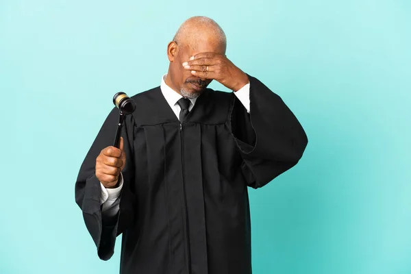 Judge Senior Man Isolated Blue Background Covering Eyes Hands Want — Stock Photo, Image