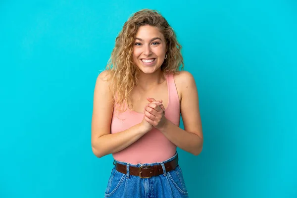 Jovem Loira Isolada Fundo Azul Rindo — Fotografia de Stock