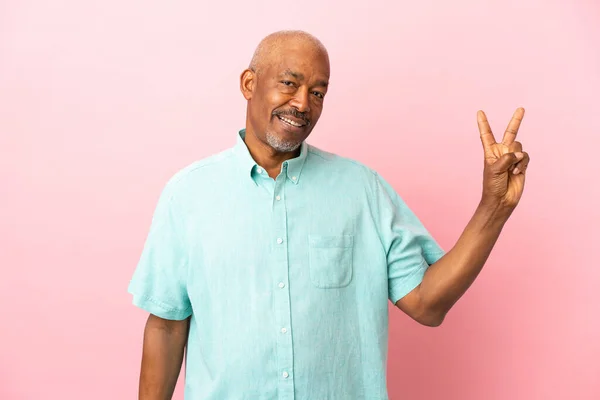 Anziano Cubano Isolato Sfondo Rosa Sorridente Mostrando Segno Vittoria — Foto Stock