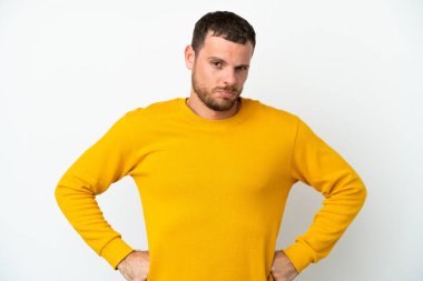 Genç Brezilyalı adam beyaz arka planda izole edilmiş kızgın.