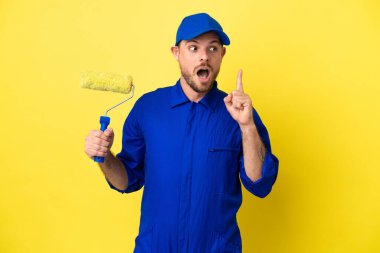 Ressam Brezilyalı adam sarı arka planda izole edilmiş.