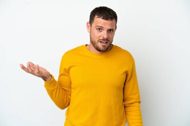 Beyaz arka planda izole edilmiş genç Brezilyalı adam şüpheli hareketler yapıyor.