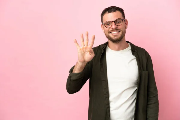 Jovem Brasileiro Isolado Fundo Rosa Feliz Contando Quatro Com Dedos — Fotografia de Stock