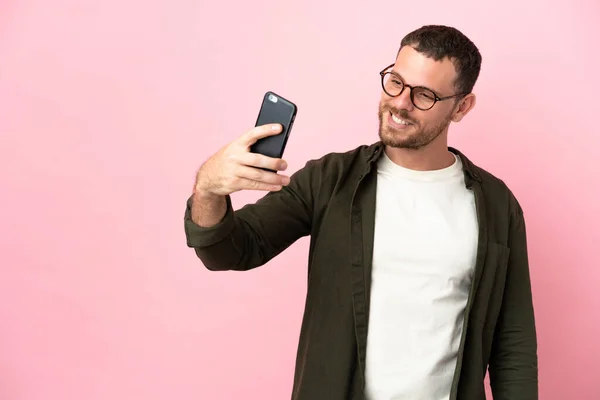 Joven Brasileño Aislado Sobre Fondo Rosa Haciendo Una Selfie —  Fotos de Stock