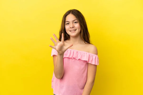 Menina Caucasiana Pouco Isolado Fundo Amarelo Contando Cinco Com Dedos — Fotografia de Stock