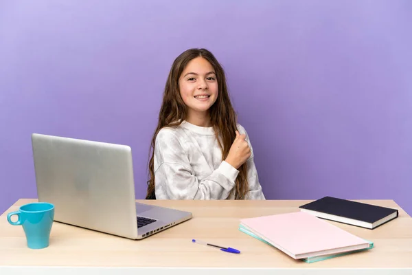 Niña Estudiante Lugar Trabajo Con Ordenador Portátil Aislado Fondo Púrpura — Foto de Stock