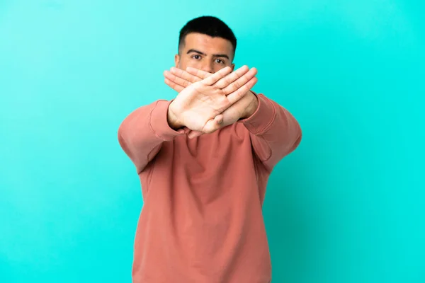 Mladý Pohledný Muž Přes Izolované Modré Pozadí Dělat Stop Gesto — Stock fotografie