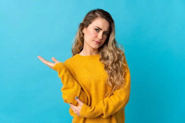 Mujer Brasileña Joven Aislada Sobre Fondo Azul Teniendo Dudas —  Fotos de Stock