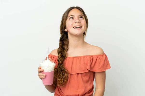 Pequeña Chica Caucásica Con Batido Fresa Aislado Sobre Fondo Blanco — Foto de Stock