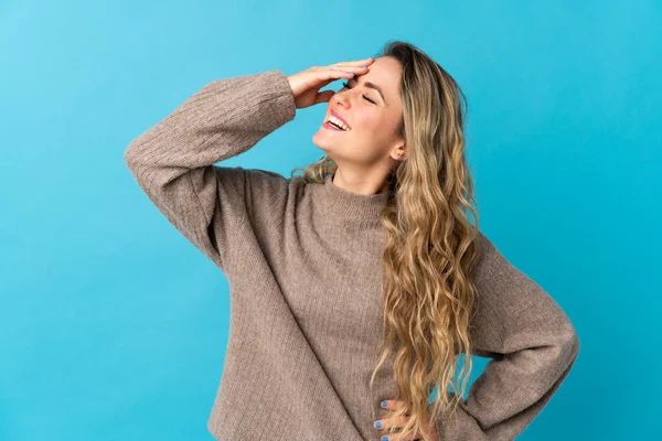 Joven Brasileña Aislada Sobre Fondo Azul Sonriendo Mucho —  Fotos de Stock