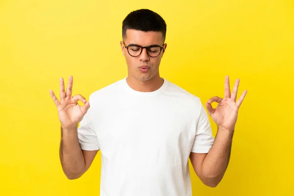 Jovem Bonito Homem Sobre Isolado Amarelo Fundo Zen Pose — Fotografia de Stock