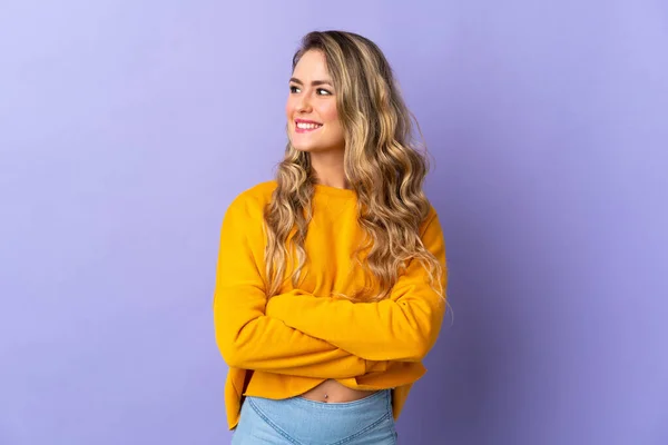 Jovem Brasileira Isolada Fundo Roxo Olhando Para Lado Sorrindo — Fotografia de Stock