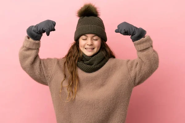 Bambina Con Cappello Invernale Isolato Sfondo Rosa Facendo Gesto Forte — Foto Stock