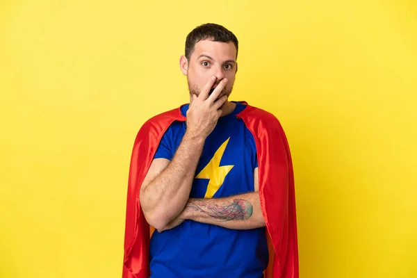 Super Hrdina Brazilský Muž Izolovaný Žlutém Pozadí Překvapen Šokován Při — Stock fotografie