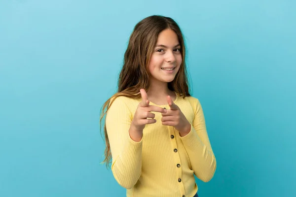 Klein Blank Meisje Geïsoleerd Blauwe Achtergrond Wijzend Naar Voorkant Glimlachend — Stockfoto