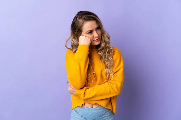 Jeune Femme Brésilienne Isolée Sur Fond Violet Avec Une Expression — Photo