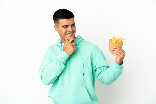 Jonge Knappe Man Met Gebakken Chips Geïsoleerde Witte Achtergrond Kijken — Stockfoto