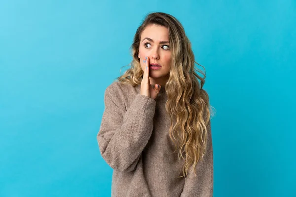 Joven Brasileña Aislada Sobre Fondo Azul Susurrando Algo Con Gesto —  Fotos de Stock