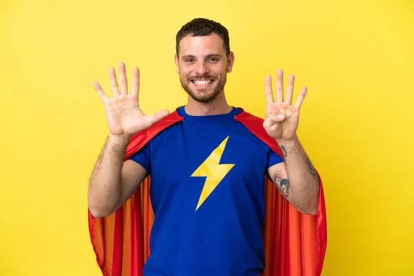Super Hero Brazylijczyk Człowiek Odizolowany Żółtym Tle Licząc Dziewięć Palcami — Zdjęcie stockowe