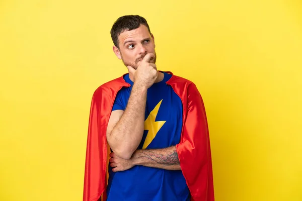 Super Hrdina Brazilský Muž Izolovaný Žlutém Pozadí Pochybnostmi Zmateným Výrazem — Stock fotografie