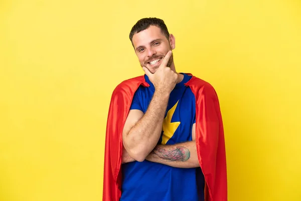 Super Hrdina Brazilský Muž Izolované Žlutém Pozadí Úsměvem — Stock fotografie