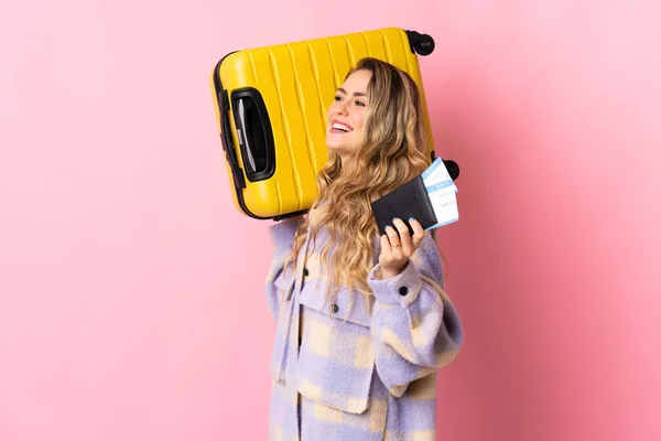 Jovem Brasileira Isolada Fundo Rosa Férias Com Mala Passaporte — Fotografia de Stock