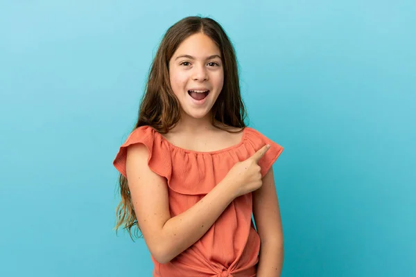 Pequeña Chica Caucásica Aislada Sobre Fondo Azul Sorprendido Apuntando Lado — Foto de Stock