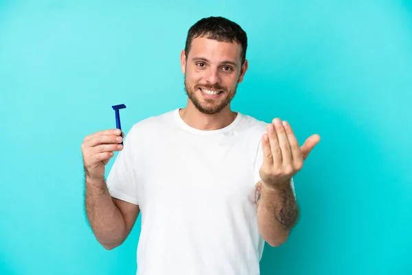 一个巴西男人用蓝色的背景把胡子刮了个稀巴烂 然后带着一只手过来 很高兴你来了 — 图库照片