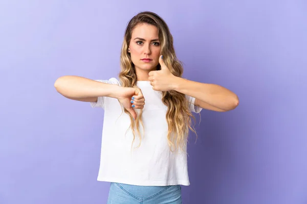 Mujer Brasileña Joven Aislada Sobre Fondo Púrpura Haciendo Buena Mala —  Fotos de Stock