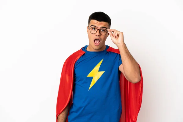 Super Herói Sobre Fundo Branco Isolado Com Óculos Surpreso — Fotografia de Stock