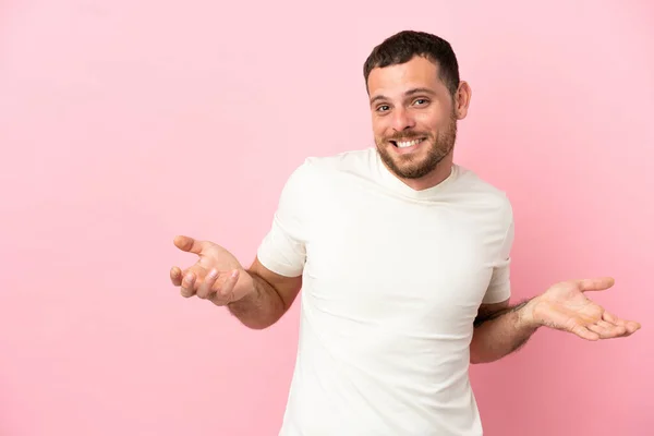 Joven Brasileño Aislado Sobre Fondo Rosa Feliz Sonriente — Foto de Stock