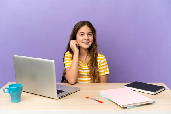 Menina Estudante Local Trabalho Com Laptop Isolado Fundo Roxo Rindo — Fotografia de Stock